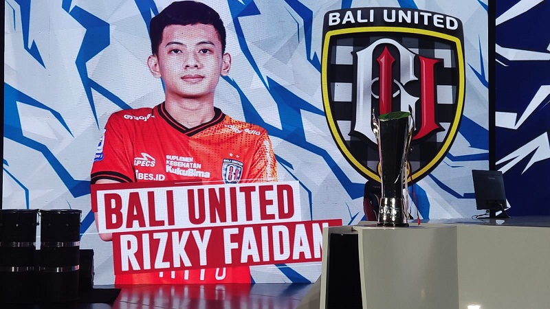 Comeback Dramatis, Rizky Faidan Angkat Piala Nusapay IFel League 1