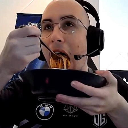 Gokil! Player DOTA 2 Ini Bantai Lawannya Sambil Makan Spaghetti