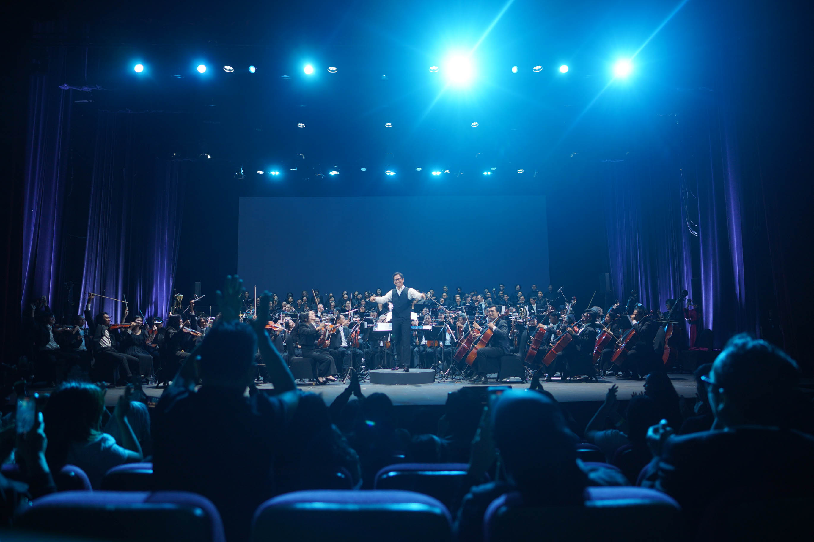 Standing ovation dari penonton usai konser terakhir pada perform Final Fantasy - One Winged Angel (Foto TipTip)